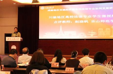 会议室里的人们描述已自动生成