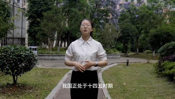 人站在草地上描述已自动生成