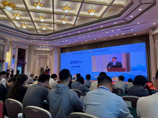 大厅里的人们描述已自动生成